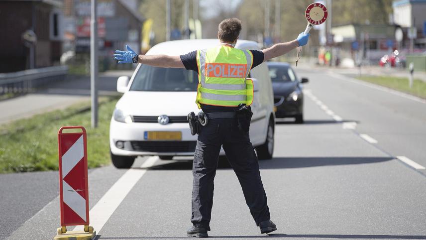 <p>Deutsche Beamte kontrollieren Autos aus den Niederlanden, hier im April 2020 im Zuge der Coronakrise.</p>