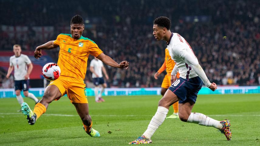 <p>AS-Innenverteidiger Agbadou im Duell mit Jude Bellingham von Borussia Dortmund.</p>