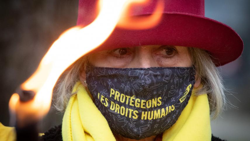 <p>Eine Aktivistin von Amnesty International während einer Kundgebung in Brüssel</p>