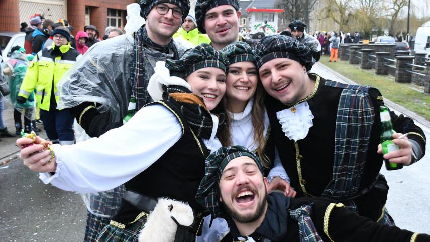 <p>Am 1. Mai wird in Raeren der Kanervalszug nachgeholt. Am Vortag findet, zur Einstimmung darauf, ein „karnevalistischer Nachmittag“ auf dem Dorfplatz statt.</p>