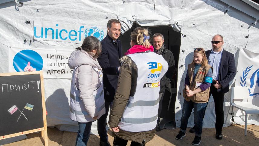 <p>Am polnisch-ukranischen Grenzübergang von Medyka besuchte Premier De Croo (2.v.l.) eine Antenne des Kinderhilfswerks Unicef.</p>