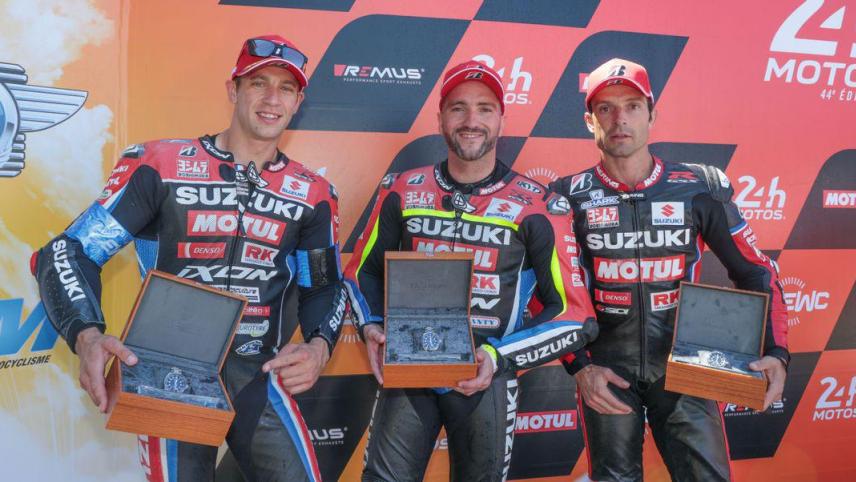 <p>Titelverteidiger in der Motorrad-Langstrecken- WM ist Suzuki, mit unter anderem dem Belgier Xavier Siméon (Mitte).</p>
