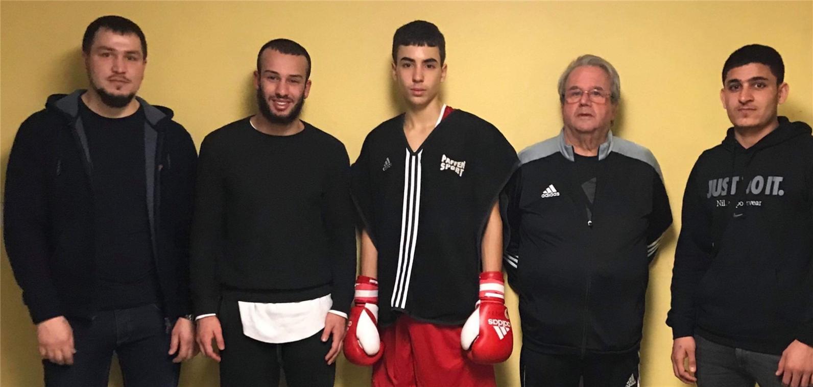 <p>Elias Ben Seddick (Zweiter von links) war zum zweiten Kampf seines Neffen Zakaria Darkoui (Bildmitte) mitgereist. Trainer Heinz Plaire (Zweiter von  rechts) war zufrieden.</p>