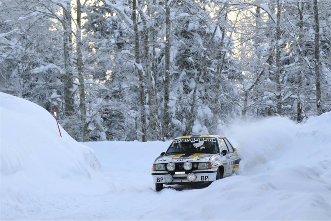 <p>Der Opel Ascona von Decremer-Lienne bei der Rallye Monte Carlo historique auf den Wertungsprüfungen in den tief verschneiten Alpen in Südfrankreich.</p>