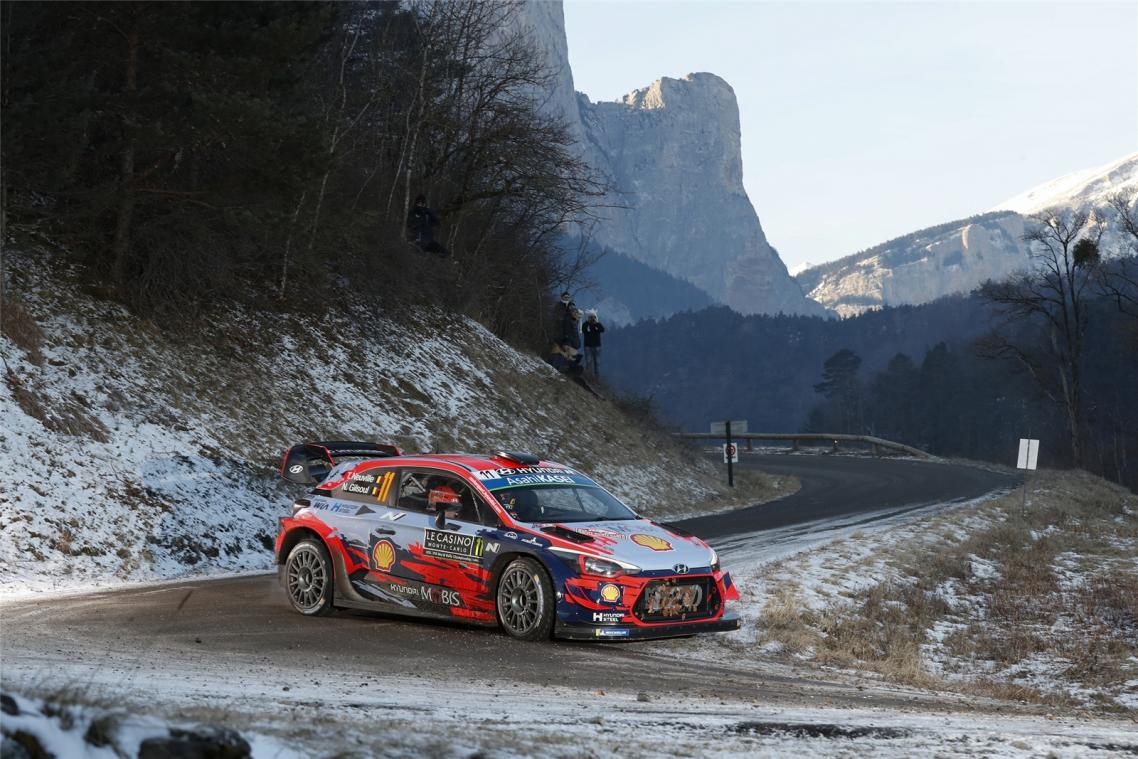 <p>Die derzeitige Generation der spektakulären WRC-Autos in der Rallye-Weltmeisterschaft wurde vor zwei Jahren eingeführt und sorgt für spannenden Motorsport. Doch für die Saison 2022 kündigt der Weltverband FIA ein neues Regelwerk, womöglich mit Hybridantrieb, an.</p>