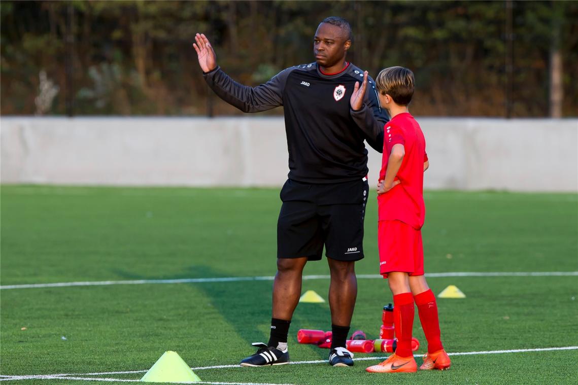 <p>Emile Mpenza arbeitet inzwischen als Jugendtrainer beim FC Antwerp.</p>