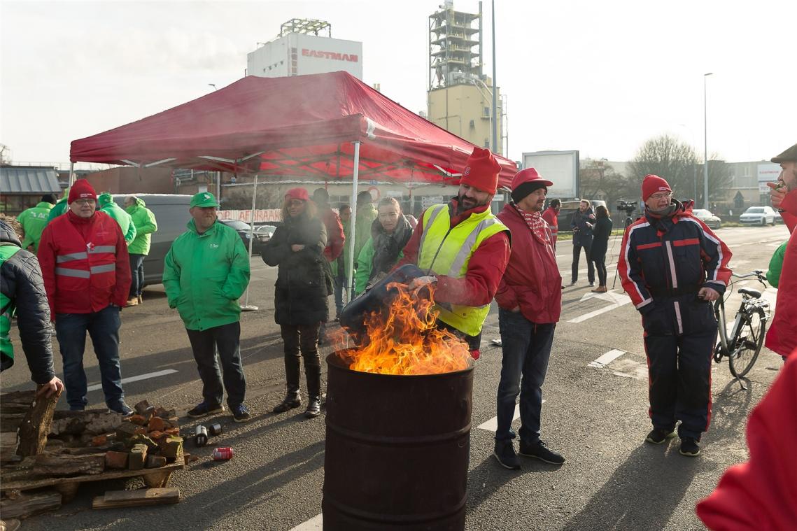 <p>Streikposten in Gent: Vorläufig ziehen die Gewerkschaften die Straße dem Verhandlungstisch vor.</p>