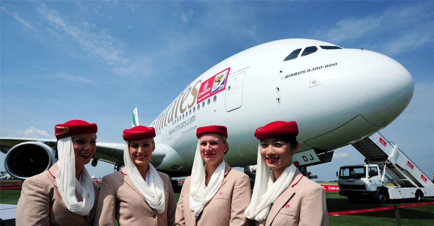 <p>Stewardessen der arabischen Fluggesellschaft Emirates posieren vor einem Airbus A380. Emirates ist im A380-Geschäft der größte Kunde von Airbus, hat jetzt aber die Bestellung für 39 dieser Flugzeuge zurückgezogen. Das ist mit ein Grund dafür, dass Airbus die Produktion des Superfliegers einstellt.</p>