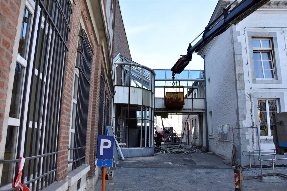 <p>Die „Glasbrücke“ an der linken Flanke des Eupener Rathauses wird derzeit abgetragen. Der Abriss ist Teil der letzten Bauphase des Justizgebäude-Projekts.</p>