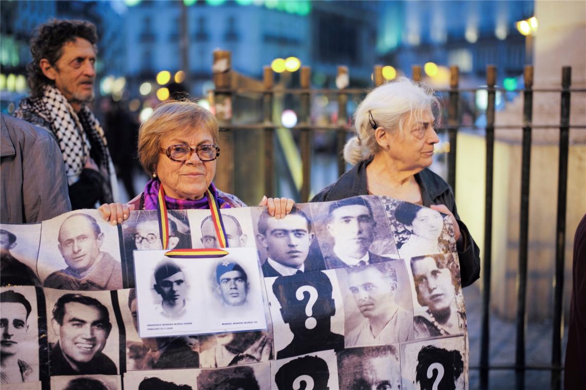<p>Jede Woche versammeln sich Hinterbliebene von Opfern des spanischen Diktators Francisco Franco auf dem zentralen Madrider Platz Puerta del Sol, um Gerechtigkeit für die Getöteten einzufordern.</p>