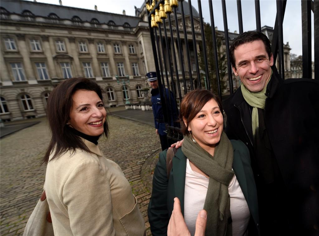 <p>Die Grünen können sich freuen, ihre Sterne stehen günstig: die Parteipräsidenten Meyrem Almaci (Groen, Bildmitte), Zakia Khattabi und Jean-Marc Nollet (Ecolo).</p>