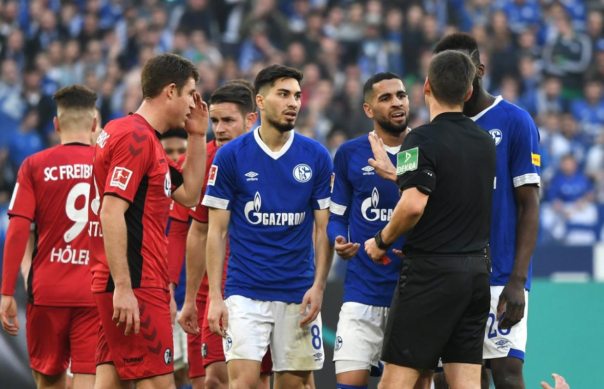 <p>Je eine Rote Karte gab es für Schalke und für Freiburg. Das Spiel endete torlos 0:0. Foto: dpa</p>