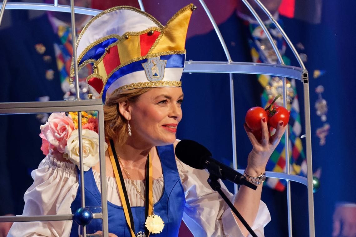 <p>Die neue Ritterin Julia Klöckner mit frischen Tomaten im Aachener Narrenkäfig. Foto: dpa</p>