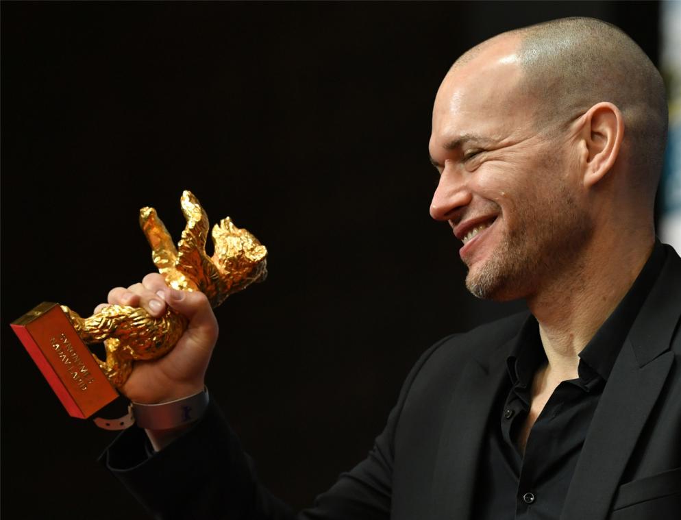 <p>Nadav Lapid, Regisseur des Films „Synonyme“, hält den Goldenen Bär.</p>