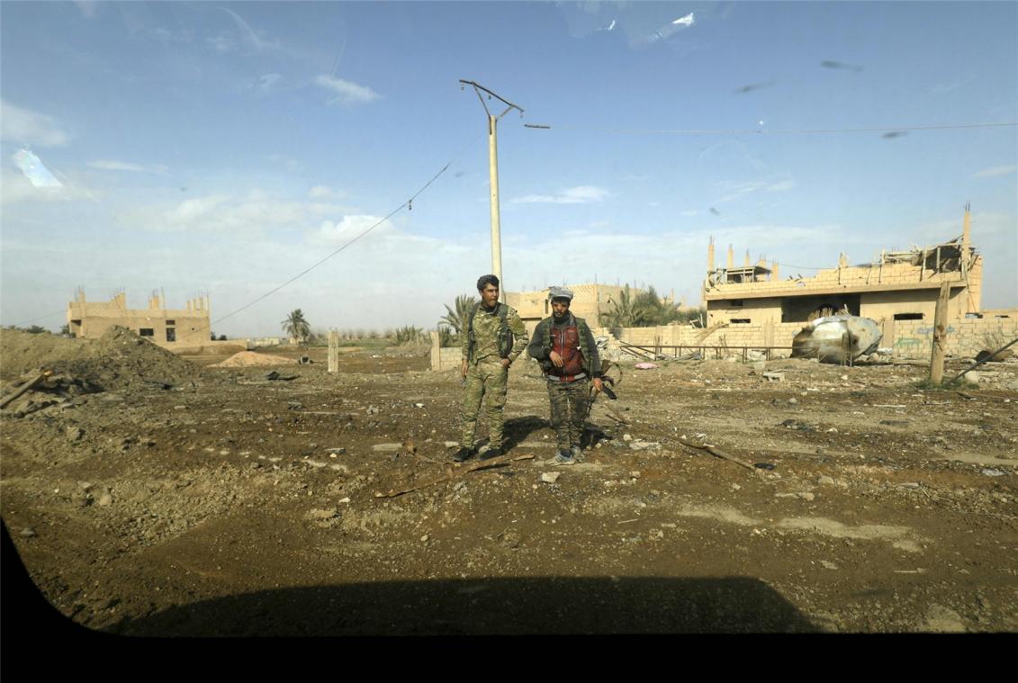 <p>Mitglieder der Syrischen Demokratischen Kräfte in Baghus. Nur noch in einem kleinen Teil des Ortes an der syrisch-irakischen Grenze hielten sich noch einige IS-Kämpfer verschanzt.</p>