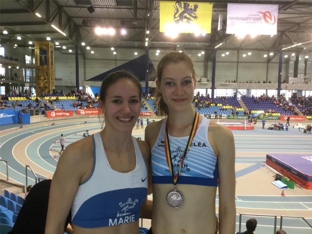 <p>Eléa Henrard (rechts) sicherte sich bei der Hallenlandesmeisterschaft der Leichtathletin die Bronzemedaille über 1.500 Meter. Marie Fickers (links) landete über 400 Meter auf dem sechsten Rang.</p>