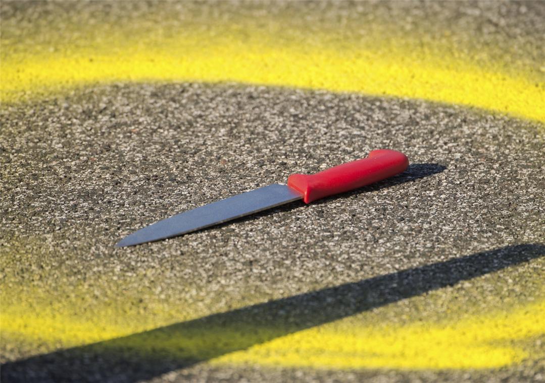 <p>Mit einem Messer war das Opfer bei dem Vorfall in der Eupener Neustraße verletzt worden. Illustrationsfoto: Daniel Bockwoldt/dpa</p>