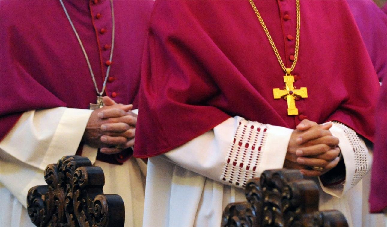 <p>Papst Franziskus hat 380 Würdenträger der katholichen Kirche zu einem dreitägigen Gipfeltreffen eingeladen. Für den Vatikan stellt das eine Premiere dar. Bei dem Treffen geht es um den sexuellen Missbrauch in Kirchenkreisen.</p>