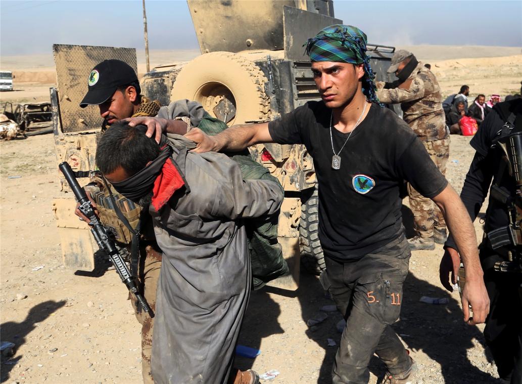 <p>Soldaten einer irakischen Spezialeinheit verhaften in Mossul einen IS-Kämpfer.</p>