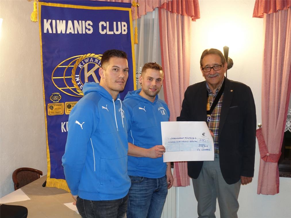 <p>Die beiden Vorstandsmitglieder des FC Knabbe, Somchai Henrotte (links) und Andy Lux (Mitte), überreichten Kiwanis-Präsident Philippe Hilligsmann (rechts) die Spendensumme von 750 Euro.</p>