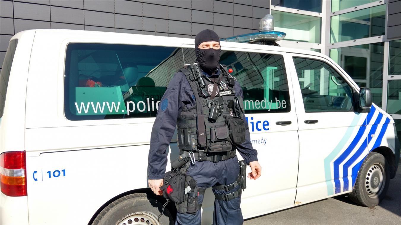 <p>Die Polizisten der Zone Stavelot-Malmedy werden spezifische Verbandstaschen an der Hüfte, wie dieser Beamte, oder an der kugelsicheren Weste tragen.</p>