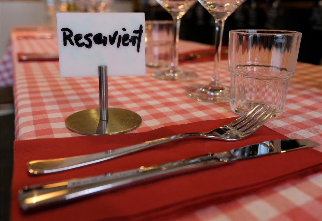 <p>Gäste reservieren einen Tisch im Restaurant, doch dann bleibt dieser leer. Keiner kommt, keiner sagt ab. Das Nachsehen hat der Gastronom.</p>