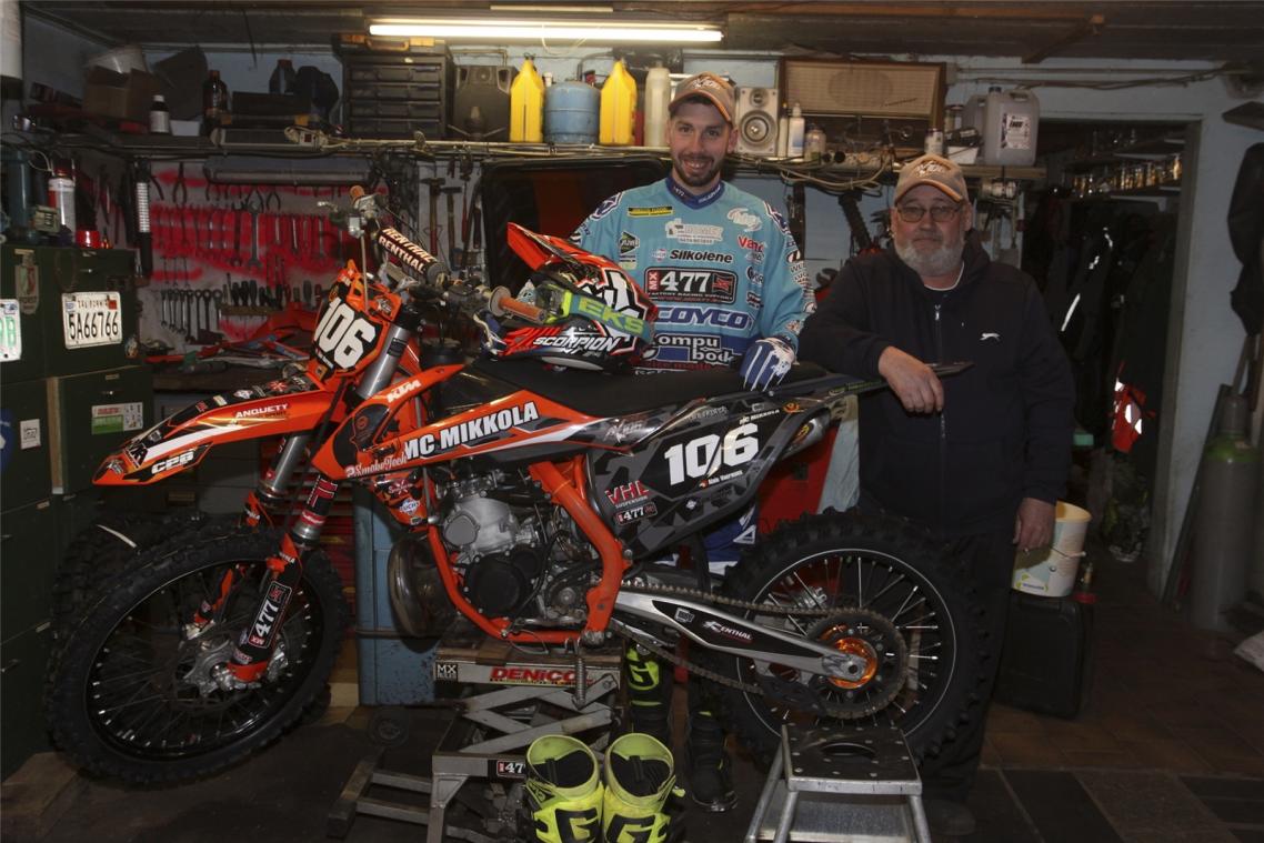 <p>Alain Voermans, sein Vater Jack und die KTM 250.</p>