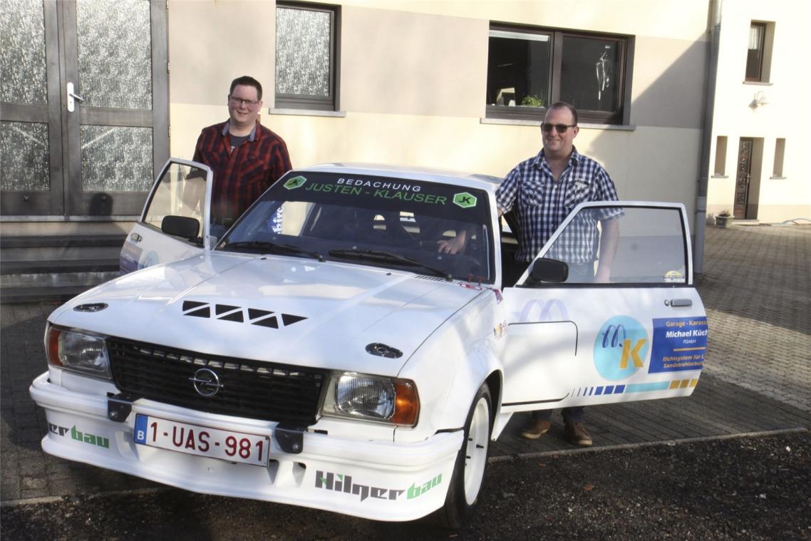 <p>Michael Küches (r.), Frederic Adams und ihr Opel Ascona 400.</p>