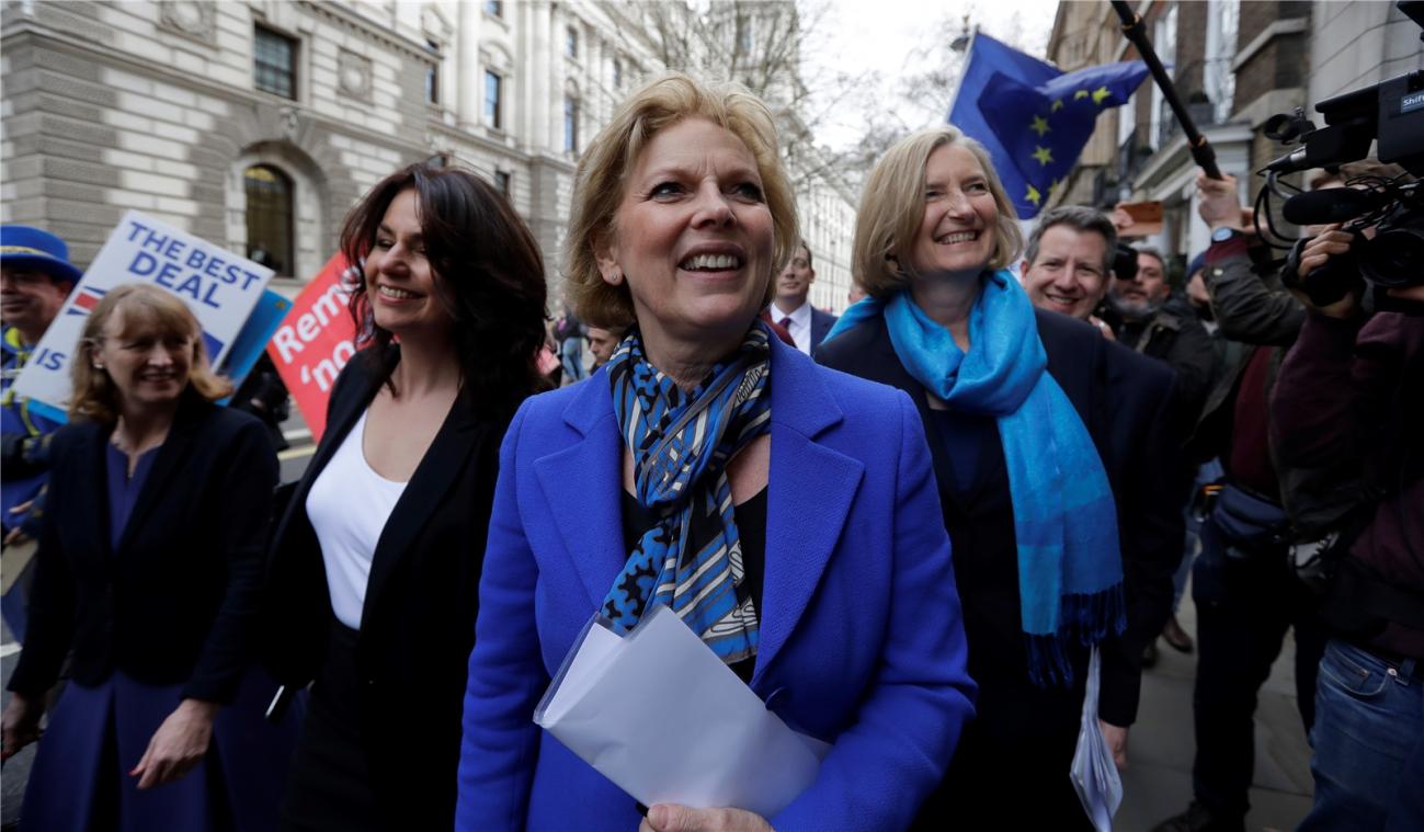 <p>Die britischen Tory-Politikerinnen Anna Soubry (M), Heidi Allen (links) und Sarah Wollaston (rechts) schließen sich den abtrünnigen EU-freundlichen Labour-Abgeordneten an.</p>
