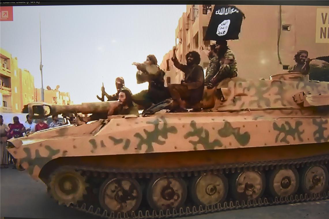 <p>Ausschnitt einer Videoaufnahme von belgischen IS-Kämpfern im Jahr 2014.</p>