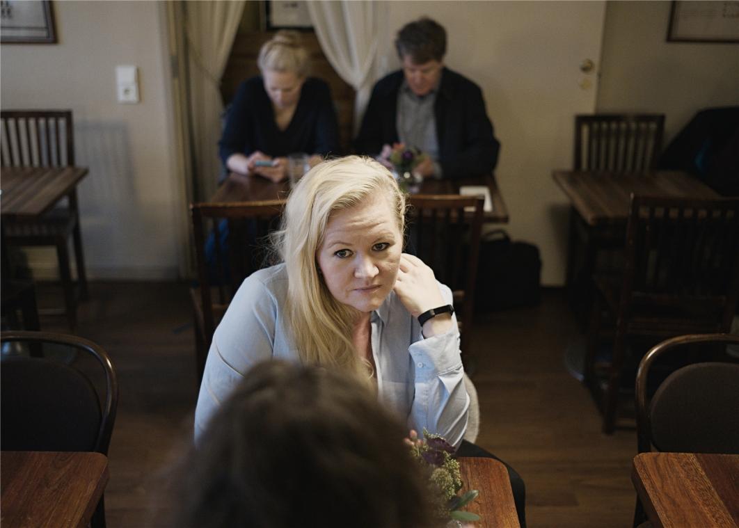 <p>Lotta Backlund, TV-Produzentin und Mutter einer neunjährigen Tochter, sitzt im Café „Engel“ und spricht über Europa.</p>