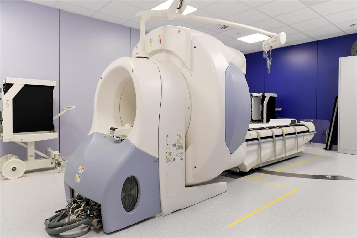 <p>Blick auf das mehrere Meter lange SPECT-CT-Gerät, das seit Januar in der Abteilung Nuklearmedizin des Eupener Krankenhauses zum Einsatz kommt.</p>