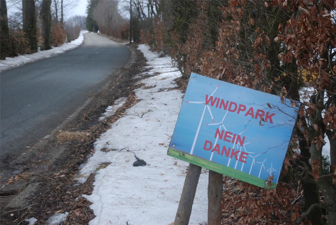 <p>Die Bürgerinitiative „Gegenwind Honsfeld“ will die Globalgenehmigung für den Windpark der Gemeinden Büllingen und Amel durch den Staatsrat prüfen und gegebenenfalls annullieren lassen.</p>