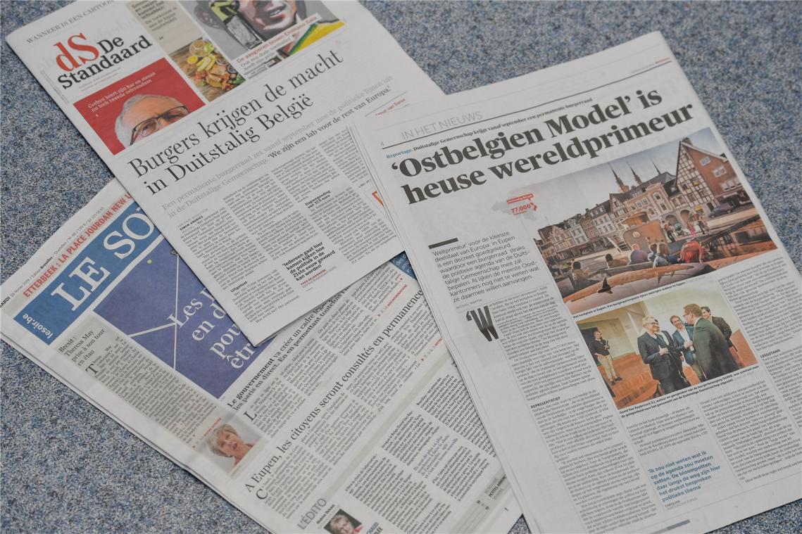 <p>Blick auf die Titelseiten verschiedener belgischer Tageszeitungen, die am Dienstag die Einführung des ständigen Bürgerdialoges in Ostbelgien thematisiert haben.</p>
