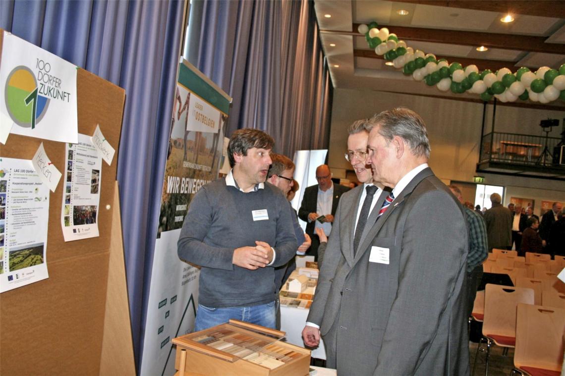 <p>Der ostbelgische Stand „100 Dörfer – eine Zukunft“ mit Gilbert Küpper bekam Besuch von den Landräten Dr. Joachim Streit (Eifelkreis Bitburg-Prüm) und Günter Rosenke (Euskirchen).</p>