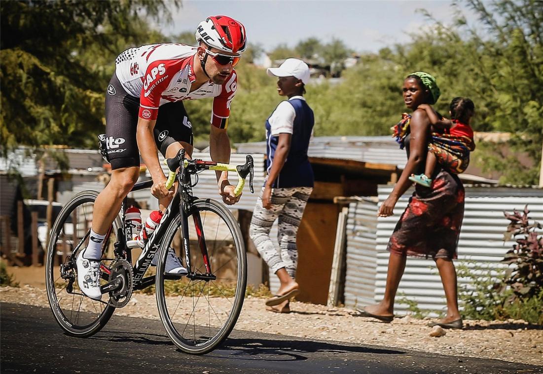 <p>Bei seinem Trainingslager in Namibia zog Victor Campenaerts überraschte Blicke auf sich.</p>