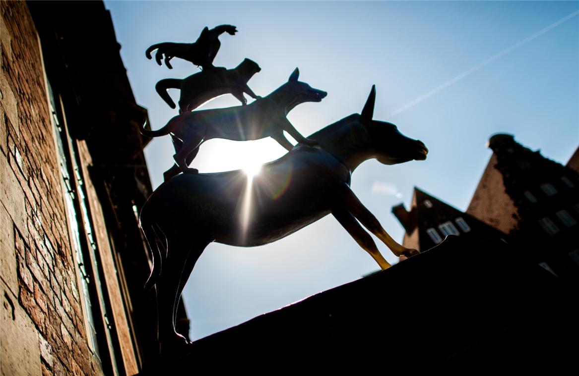 <p>Seit 66 Jahren steht in Bremen am Rathaus auch eine Bronzefigur der vier Tiere, die bei Touristen äußerst beliebt ist.</p>