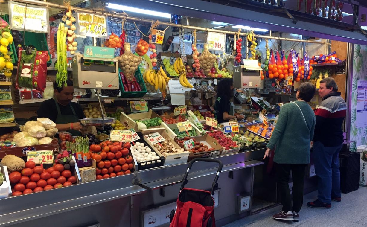 <p>Kunden stehen an einem Stand mit Gemüse und Obst in der Markthalle Antón Martín in Madrid. Gut besuchte Märkte mit frischen Produkten gibt es in Spanien in allen Stadtvierteln. Die Spanier leben neuen Studien zufolge gesünder als alle anderen Menschen der Welt.</p>