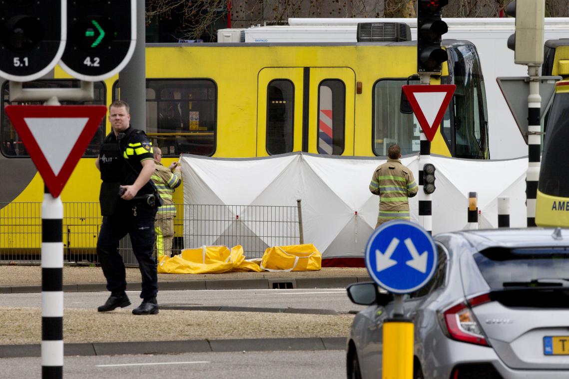 <p>Ein Polizist steht an einem Sichtschutz vor einem Straßenbahnwagen. Nach Angaben der Polizei sollen in der Straßenbahn Schüsse gefallen sein. Ein Mensch starb, mehrere sollen verletzt worden sein.</p>