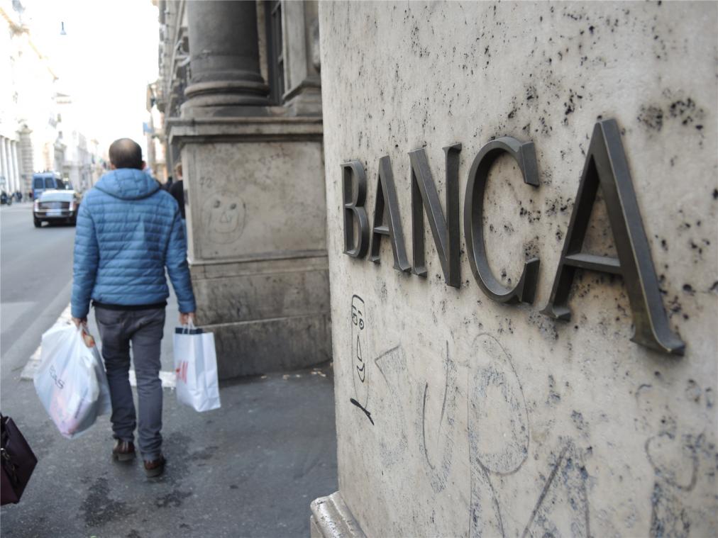 <p>Auf der Außenwand einer Filiale des italienischen Geldhauses Unicredit in Rom (Italien) steht das italienische Wort für Bank geschrieben.</p>