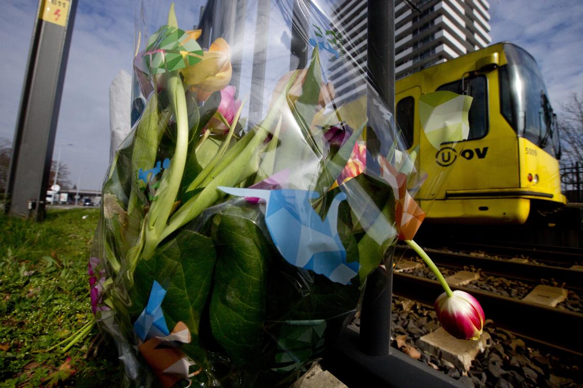 <p>Eine Straßenbahn fährt in der Nähe des Ortes, an dem am Montag drei Menschen von einem Schützen in einer Straßenbahn getötet wurden, an niedergelegten Blumen vorbei.</p>