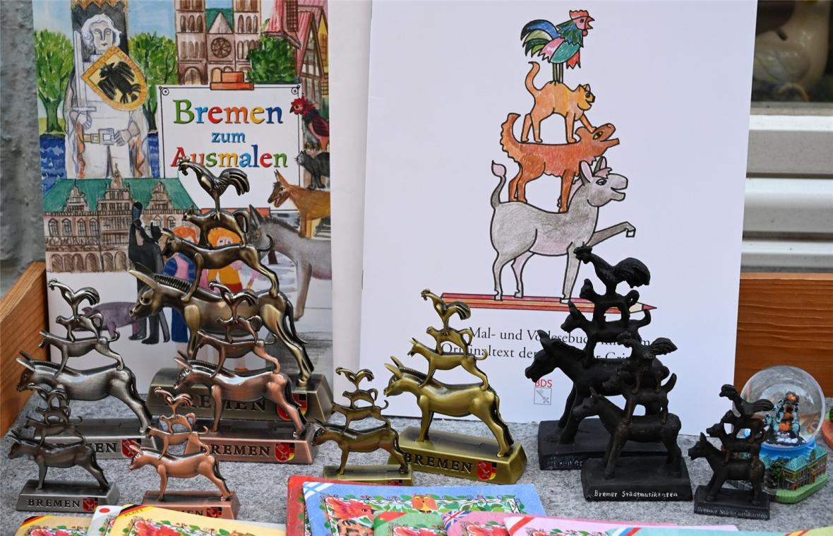 <p>Die „Bremer Stadtmusikanten“ als Souvenirs in Form von Büchern, Schneekugel und in Metall stehen in einem Geschäft im Fenster.</p>