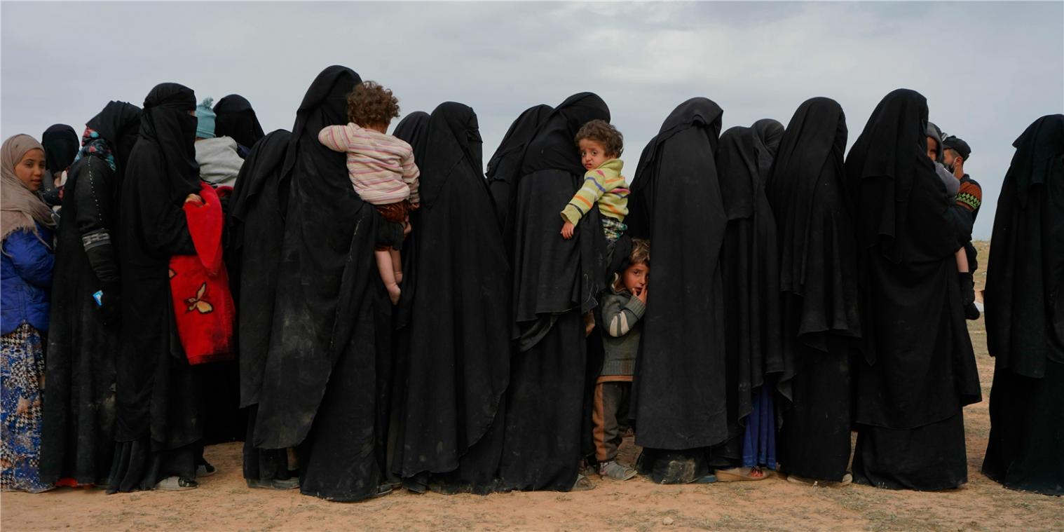 <p>Hauptsächlich Frauen und Kinder fliehen aus Baghouz, aber auch IS-Kämpfer.</p>
