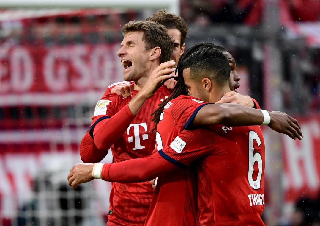 <p>Die Spieler vom FC Bayern jubeln nach dem 4:0 gegen den VfL Wolfsburg durch Thomas Müller (l).</p>