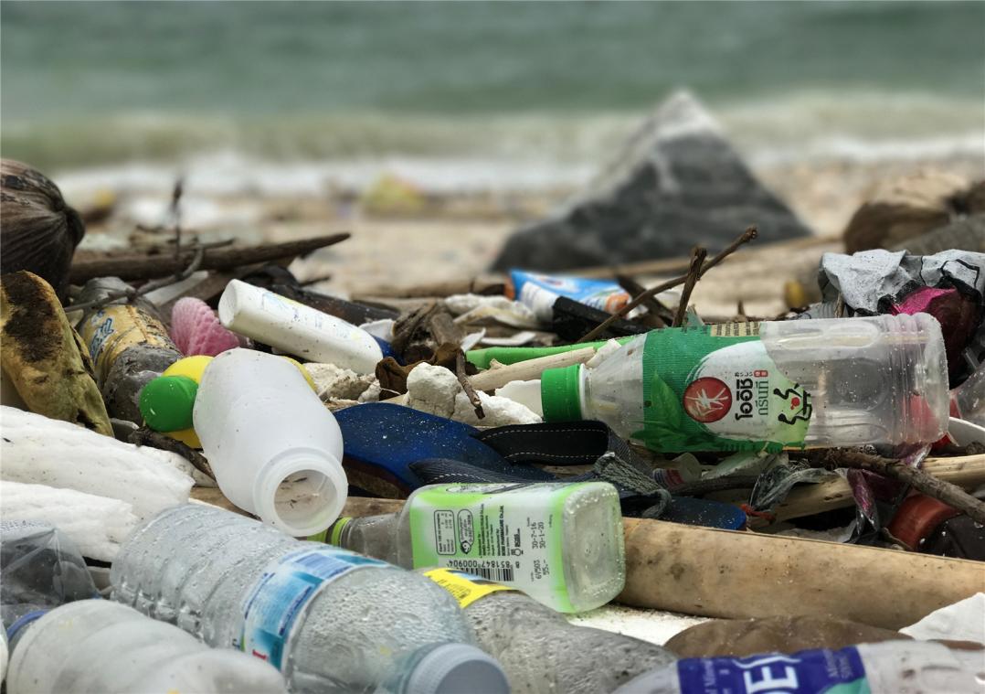<p>Plastikmüll am Strand von Ko Sih Chang, einer Insel im Golf von Thailand.</p>