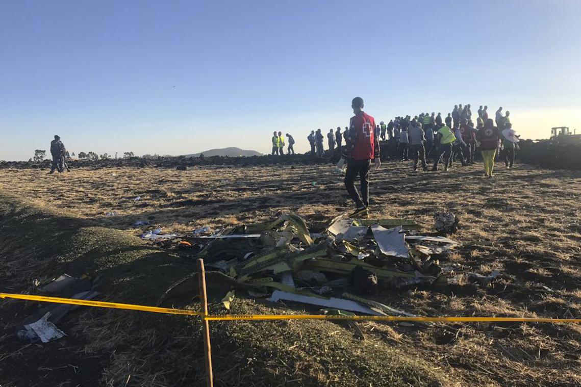 <p>Rettungs- und Einsatzkräfte durchsuchen den Ort, an dem ein Flugzeug von Ethiopian Airlines abgestürzt ist.</p>