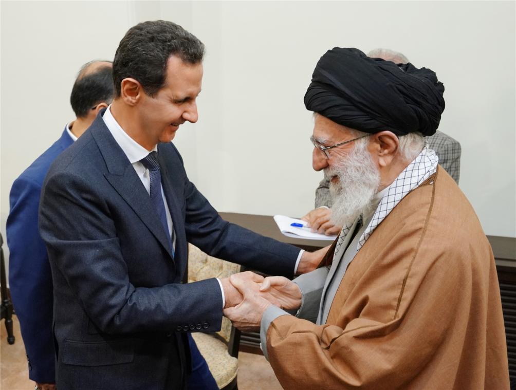 <p>Dieses Bild zeigt Baschar al-Assad (l.), Präsident von Syrien, mit Ajatollah Ali Chamenei, Oberster Führer des Iran. Acht Jahre nach dem Beginn des Bürgerkriegs in Syrien kann Machthaber Assad auf eine Rückkehr in die internationale Gemeinschaft hoffen. Doch die Opposition warnt.</p>