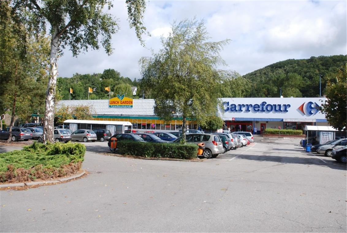 <p>Der Lunch Garden befindet sich in direkter Nachbarschaft zum Carrefour und muss seine Pforte schließen.</p>