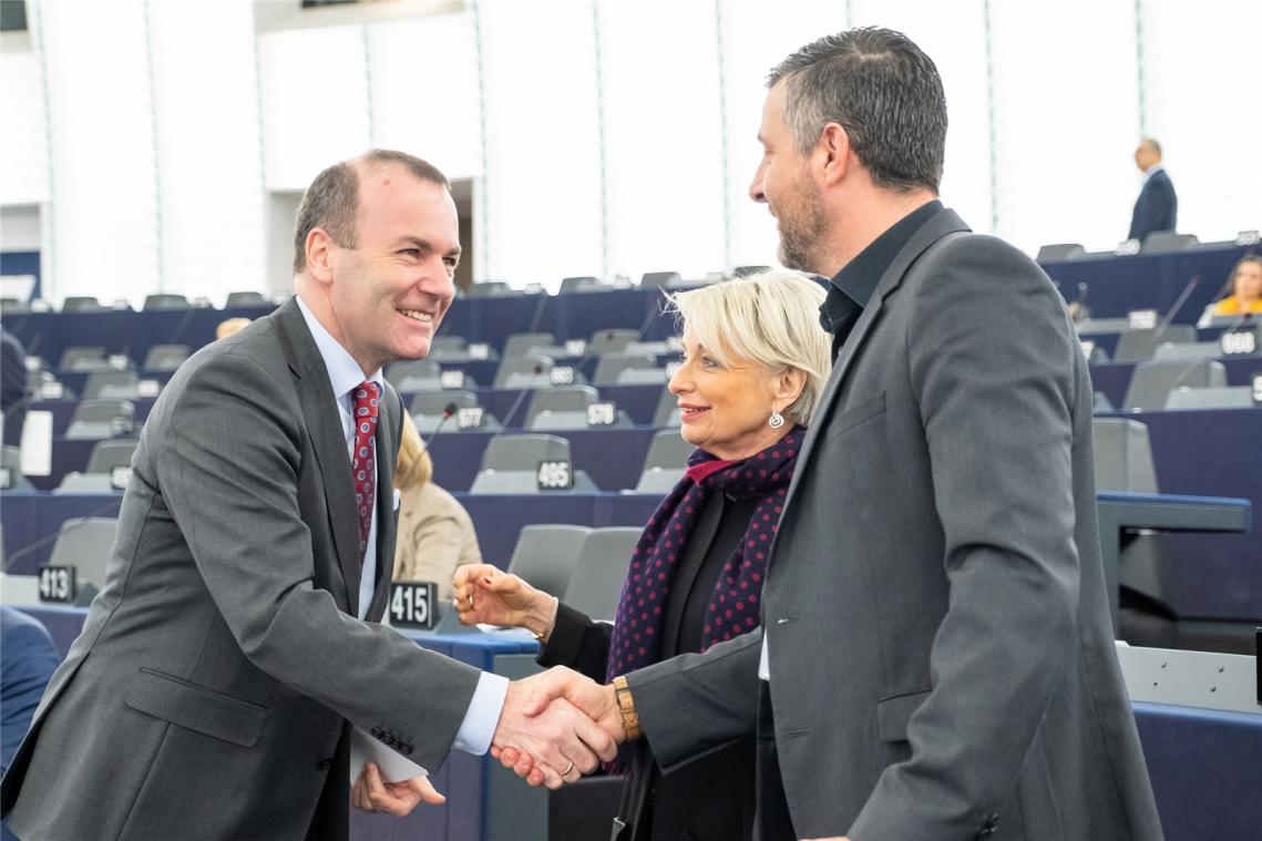 <p>Der EVP-Fraktionsvorsitzende Manfred Weber (links) hier zusammen mit dem ostbelgischen Europaabgeordneten Pascal Arimont.</p>