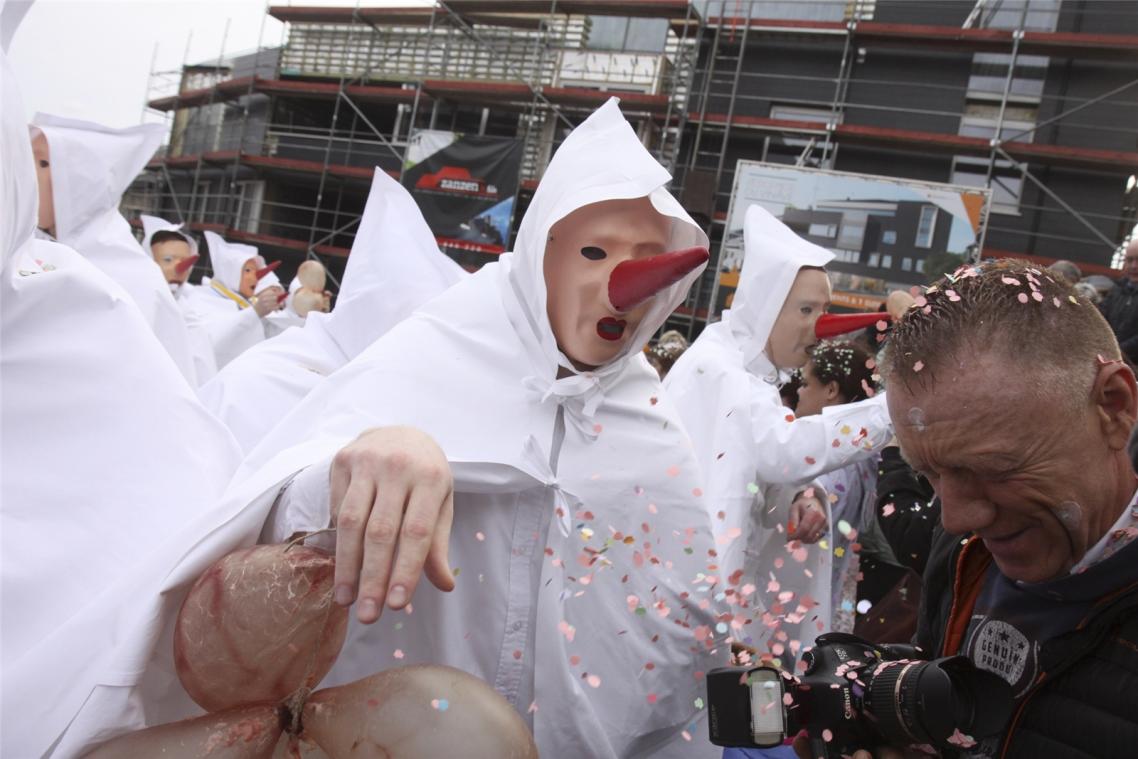 <p>Die Weißen Mönche, mit Schweinsblasen und Konfetti ausgerüstet, treiben ihren Schabernack.</p>